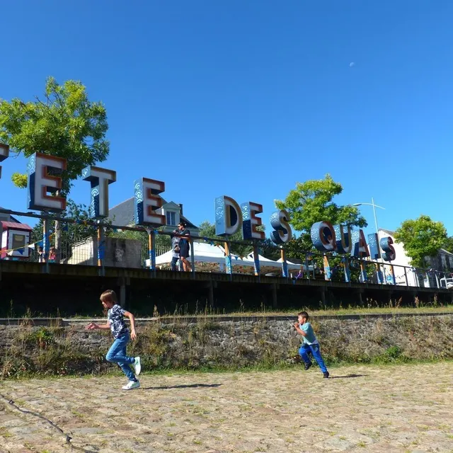 photo à chalonnes-sur-loire, les quais seront noirs de monde les 22, 23 et 24 août,à l’occasion de la fête des quais. la 15e édition de ce festival des arts de la rue, gratuit, promet une programmation éclectique.  ©  ville de chalonnes-sur-loire