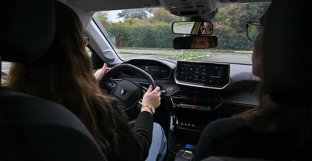 photo  les jeunes profitent des disponibilités de l’été pour prendre leurs premiers cours de conduite.  &copy;  josselin clair 