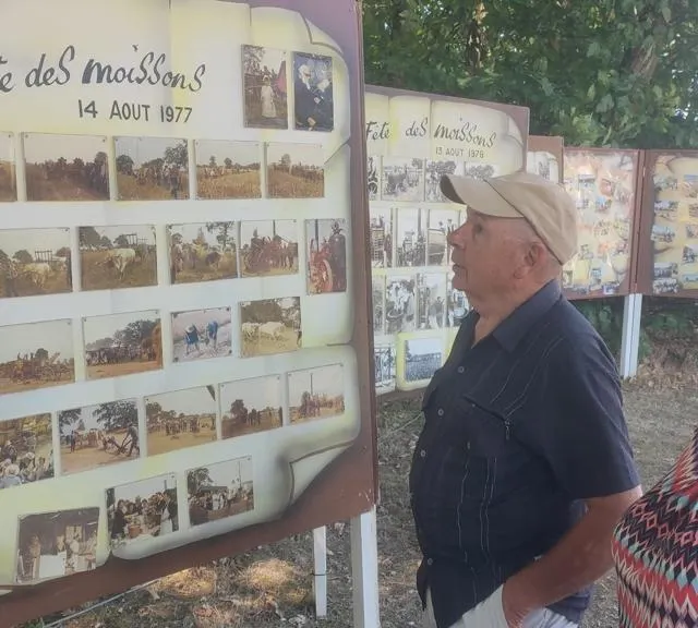photo georges et geneviève touchard, de noyant-la-gravoyère, se sont attardés sur l’exposition photos rétro.  ©  ouest-france