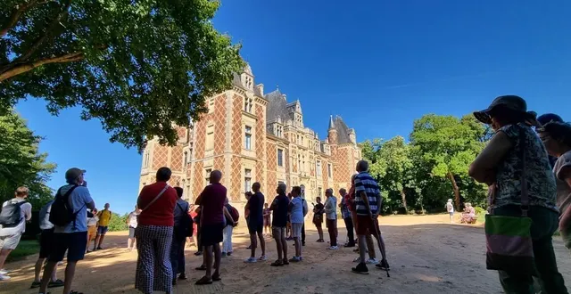 photo  le château de resteau a ouvert ses portes pour la première fois au public ce dimanche 10 août. l’occasion pour les visiteurs de passer une journée au second empire  &copy;  le maine libre 