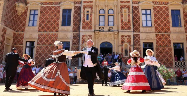 photo  l’association la valse des ombrelles, basée à ségrie, a proposé des démonstrations de danse du second empire au pied du château de resteau, dimanche 10 août 2025, à maigné.  &copy;  ouest-france 
