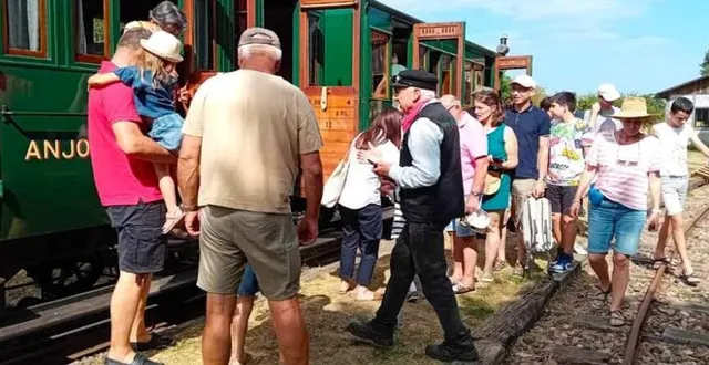 photo  la gare du petit-anjou offre une exploration de son patrimoine et une ambiance rétro pour le plaisir des visiteurs.  &copy;  ouest-france 