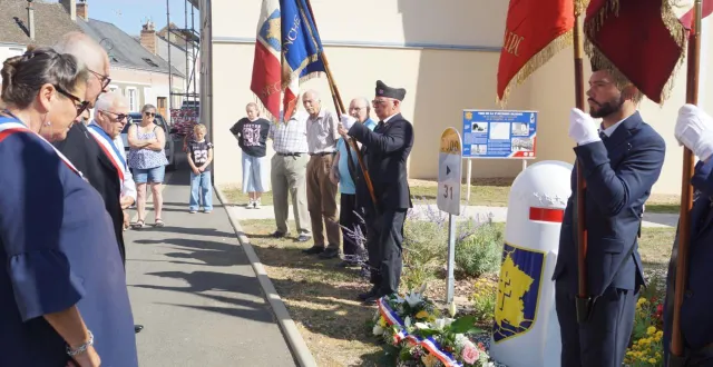 photo  il y a un an, la borne de la 2e db du général leclerc était inaugurée au cœur du village, marquant ainsi le passage des troupes militaires ayant libéré la commune de l’occupant. samedi, dans la matinée, une cérémonie d’hommage du 81e anniversaire de la libération a eu lieu. plusieurs élus étaient présents, comme ghyslène lebarbenchon, maire de saint-martin-de-varreville (manche), premier village libéré et jacques hermange, délégué régional orne sarthe de la voie de la 2e-db.  &copy;  ouest-france 