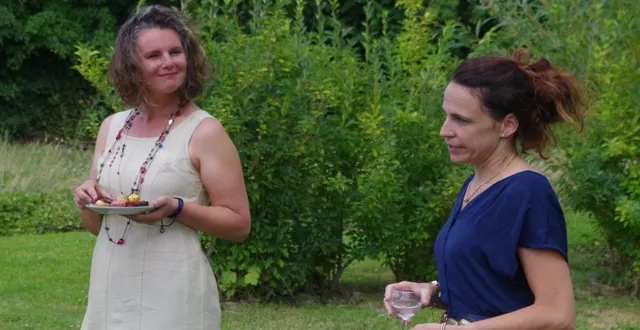 photo  mélodie et céline : deux anciennes amies de collège toujours aussi différentes qu’autrefois.  &copy;  le maine libre 