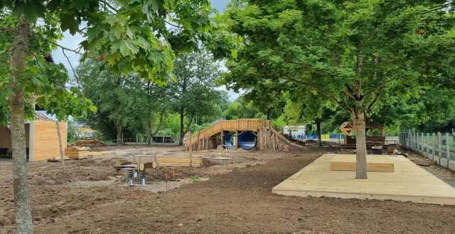 photo  les travaux sur la cour de l’école primaire de teloché.  &copy;  le maine libre 