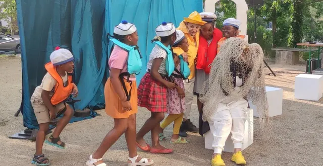 photo  les chasseurs de la banquise ont pris dans leur filet le pingouin.  &copy;  le maine libre 