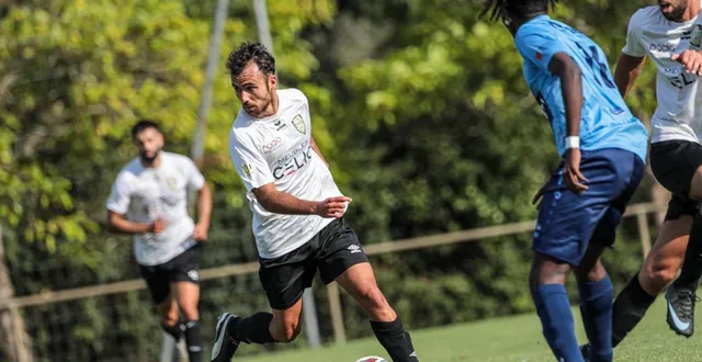 photo  la large victoire en match amical face au fc nueillaubiers (7-0), le 2 août 2025, a bien lancé la saison de benjamin barcq et des bressuirais.  &copy;  co - jordan magneron 