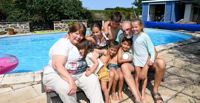 photo  saint-melaine-sur-aubance, 5 août 2025. nicole et frédéric ont 9 petits-enfants, qu’ils gardent pendant les vacances scolaires.  &copy;  josselin clair 
