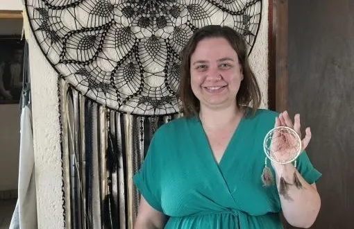 photo  julia gelin, tisseuse d’attrape-rêves.  &copy;  le maine libre 
