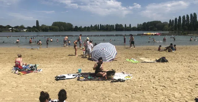 photo  le lac de coulonges-sur-sarthe (orne) possède une plage de sable fin sur laquelle vous pourrez facilement vous prélasser au soleil, entre deux baignades.  &copy;  archives ouest france 