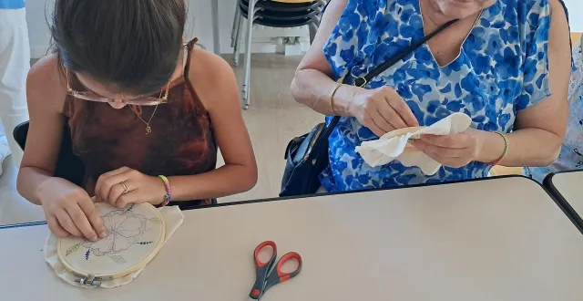 photo  l’atelier broderie du 6 août proposé par le village pierre rabhi a réuni deux adultes ainsi que trois grands-mères venues avec leurs petites filles, dont celles sur la photo.  &copy;  ouest-france 