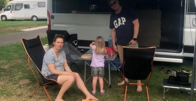 photo  marat et sa famille viennent d’hannovre (allemagne), ils font une halte d’une nuit au camping-car park du mêle-sur-sarthe (orne).  &copy;  ouest-france 
