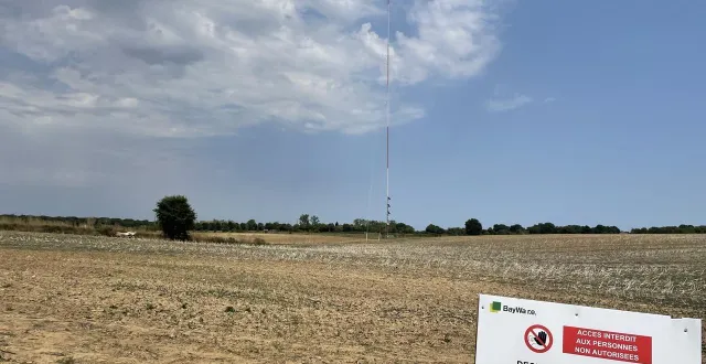 photo  le mât est installé en plein champ, peu après la sortie de sablé.  &copy;  le maine libre 