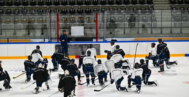 photo  jonathan paredes face à son groupe sur la glace de l’iceparc, ce lundi 11 août.  &copy;  franck dubray / ouest france 