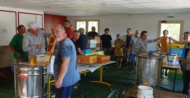 photo  un « essaim » d'adhérents autour des extracteurs de miel, samedi, à corné.  &copy;  photo claude jeanneteau 