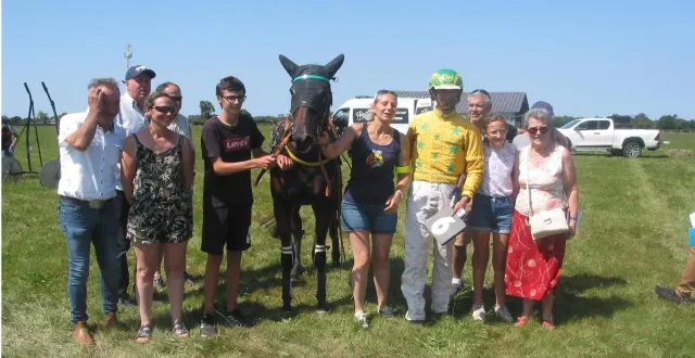 photo  cédric mégissier, vainqueur de la 3e course, prix sarl fréard et fils, prix sas fréard machines agricoles, avec « melviana ».  &copy;  ouest-france 