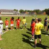 photo lors du stage de foot, les jeunes sont attentifs.