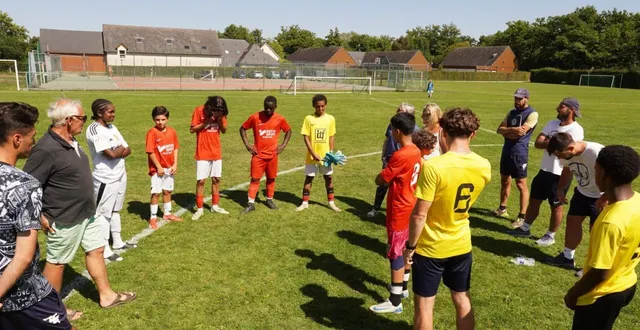 photo  lors du stage de foot, les jeunes sont attentifs.  &copy;  maire d’allonnes 