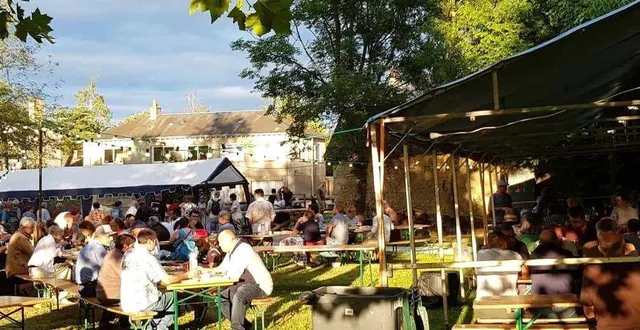 photo  comme les années précédentes, les grandes tablées accueilleront habitants et visiteurs pour un repas champêtre.  &copy;  archives le maine libre 