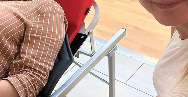 photo  stéphanie a effectué son deuxième don à arnage, sa fille lilou, 17 ans, l’accompagnait et a posé beaucoup de questions aux infirmières.  &copy;  le maine libre. 