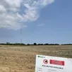 photo le mât recueille des données pour les projets éoliens. il est installé temporairement.