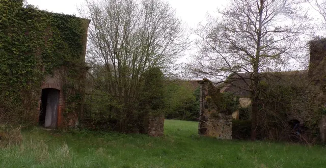 photo  l’entrée de la cour du château de la buzardière où s’est jouée une pièce de théâtre.  &copy;  lucien chanroux 