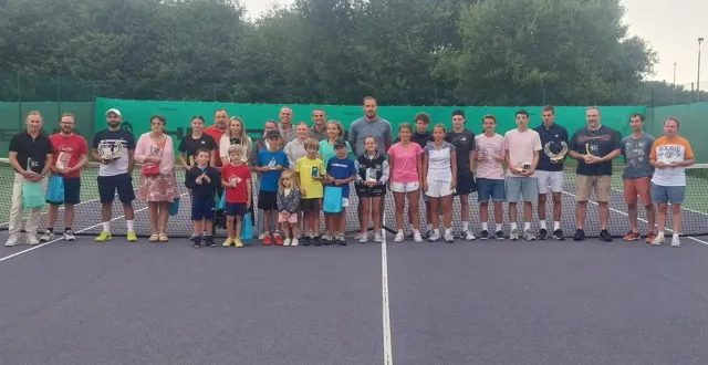 photo  les vainqueurs 2025 du tournoi adulte de la vigilante tennis de mayet.  &copy;  le maine libre 