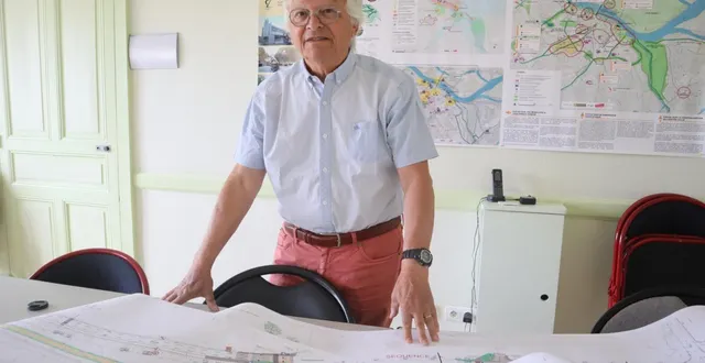 photo  vincent lavenet, élu en charge de l’urbanisme, détaille le projetde la prochaine liaison douce.  &copy;  co 