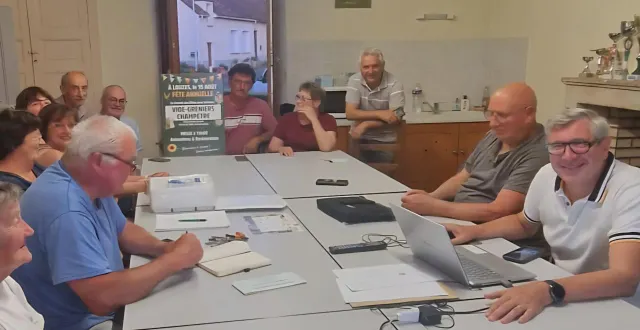 photo  marc moreuil, (à droite), le président du comité des fêtes, accompagné des membres et bénévoles.  &copy;  marc moreuil 