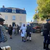 photo  la colonne de véhicules américains et français était attendue sur la place de l’église, pour un petit-déjeuner haut en couleur. 
