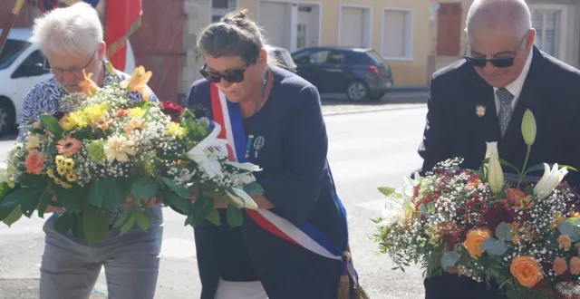 photo  le 81e anniversaire de la commémoration de la libération du village s’est déroulé au monument aux morts. de gauche à droite : maurice vavasseur (maire), ghyslène lebarbenchon, maire de saint-martin-de-varreville (manche) et jacques hermange, délégué régional orne sarthe de la voie de la 2e-db.  &copy;  ouest-france 