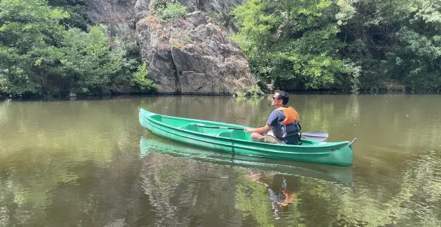 photo  thomas guérif, gérant de la base èvre-loisirs à notre-dame-du-marillais (maine-et-loire) devant la roche qui boit.  &copy;  ouest-france 