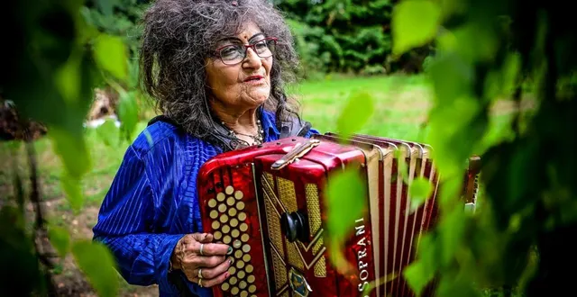 photo  courgenard, le 30 juillet 2025. raymonde gouhier, jamais sans son accordéon.  &copy;  le maine libre - yvon loué 