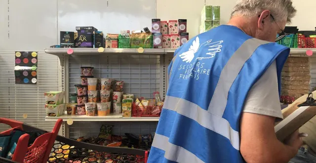 photo  au secours populaire d’alençon (orne), des distributions alimentaires sont ouvertes à tous depuis le 30 juillet 2025.  &copy;  ouest-france 