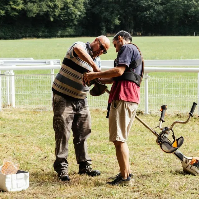 photo françois auger aide vincent gravé à réparer sa débroussailleuse qui vient de tomber en panne.  ©  ouest-france