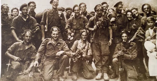 photo  les parachutistes belges, le capitaine krschen a gauche, le grand avec des lunettes  &copy;  collection jean-vincent du lac 