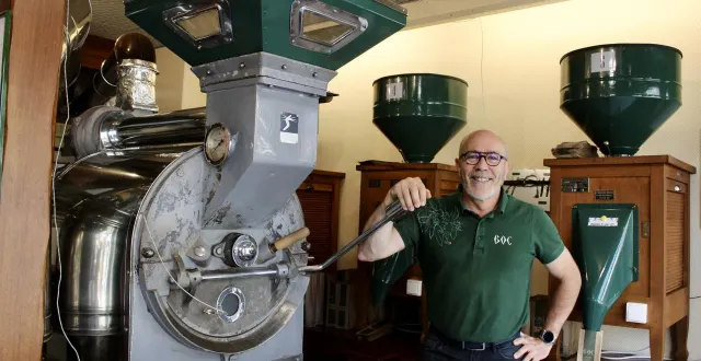 photo  la boutique des cafés boc, rue couthardy, date de 1932.  &copy;  le maine libre 