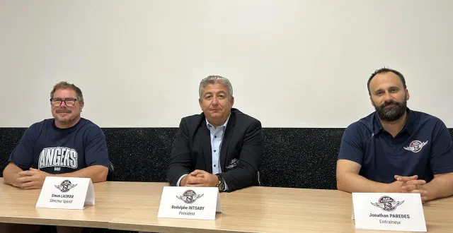 photo  le président rodophe intsaby, entouré par simon lacroix et jonathan paredes.  &copy;  co 