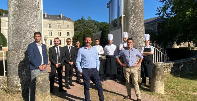 photo  vivien et miguel bertho-macé (au premier plan), les deux désormais ex-propriétaires du domaine de la brûlaire, à gesté (beaupréau-en-mauges), et leur équipe en 2020.  &copy;  archives ouest-france 