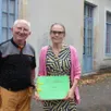 photo  didier vaudry et martine dufeu, dans la cour de l’ancienne cantine, avec des dessins offerts par les enfants. 