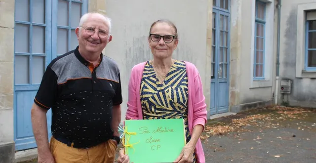 photo  didier vaudry et martine dufeu, dans la cour de l’ancienne cantine, avec des dessins offerts par les enfants.  &copy;  le maine libre 