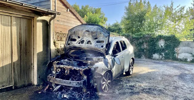 photo  le feu a pris dans une ruelle très calme du quartier saint-léonard à alençon.  &copy;  ouest-france 