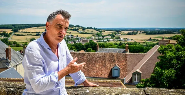 photo  philippe herbelin, propriétaire du château, aime admirer la vue qui évolue chaque jour et chaque saison.  &copy;  photo le maine libre - yvon loué 