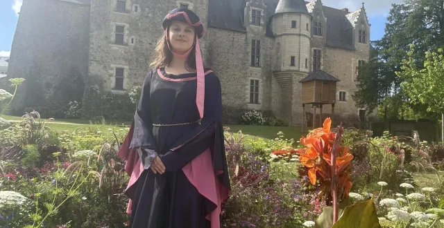 photo  baugé-en-anjou, le 31 juillet 2025. mallaurie baillard, étudiante en tourisme avec une spécialité patrimoine, officie comme guide au château du roi rené et à l’hôtel-dieu pendant l’été.  &copy;  co - christophe ricci 