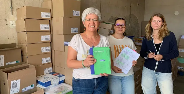 photo  nadine enguehard, maxime leroux et albane notreami préparent les fournitures scolaires.  &copy;  la maine libre 