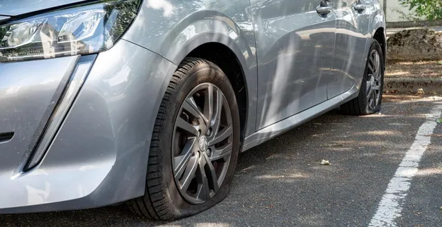 photo  une centaine de pneus de voitures avaient été crevés dans la nuit du samedi 2 au dimanche 3 août, rue gustave-courbet au mans.  &copy;  archives le maine libre - xavier sarrat 