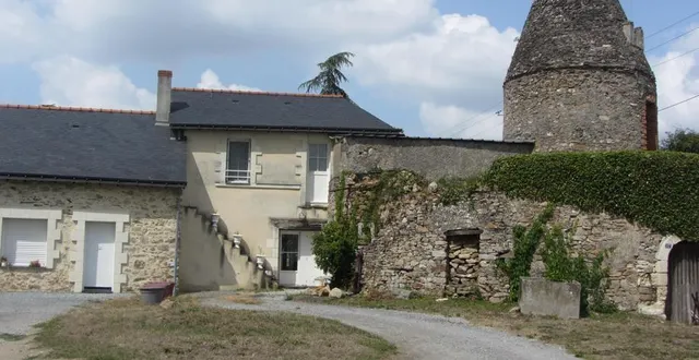 photo  le moulin retrouvera-t-il ses ailes entoilées qui étaient manœuvrées par des cordes?? la maison du meunier qui a été restaurée, est parfaitement entretenue.  &copy;  ouest-france 