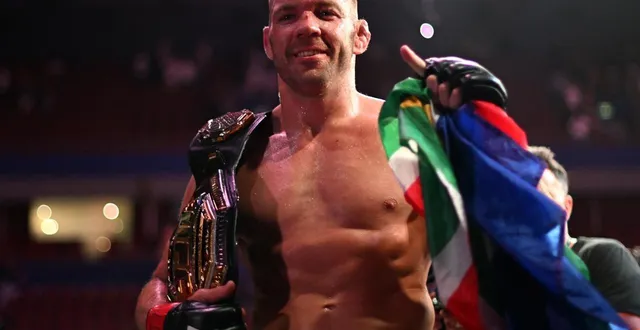 photo  dricus du plessis après sa victoire face à sean strickland le 9 février 2025 à sydney.  ©  saeed khan / afp 