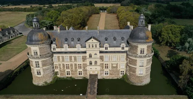 photo  le château de serrant est essentiellement de style renaissance, construit à la place d’un château médiéval. les douves témoignent de la période où serrant était une place forte surveillant le passage de la loire.  &copy;  archives co – josselin clair 
