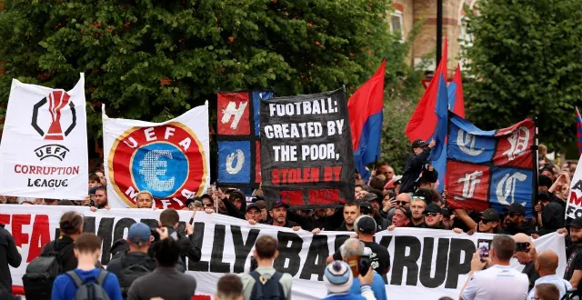 photo  les supporters de crystal palace avaient manifesté après la décision de l’uefa, le 15 juillet 2025  ©  tom dulat / afp 